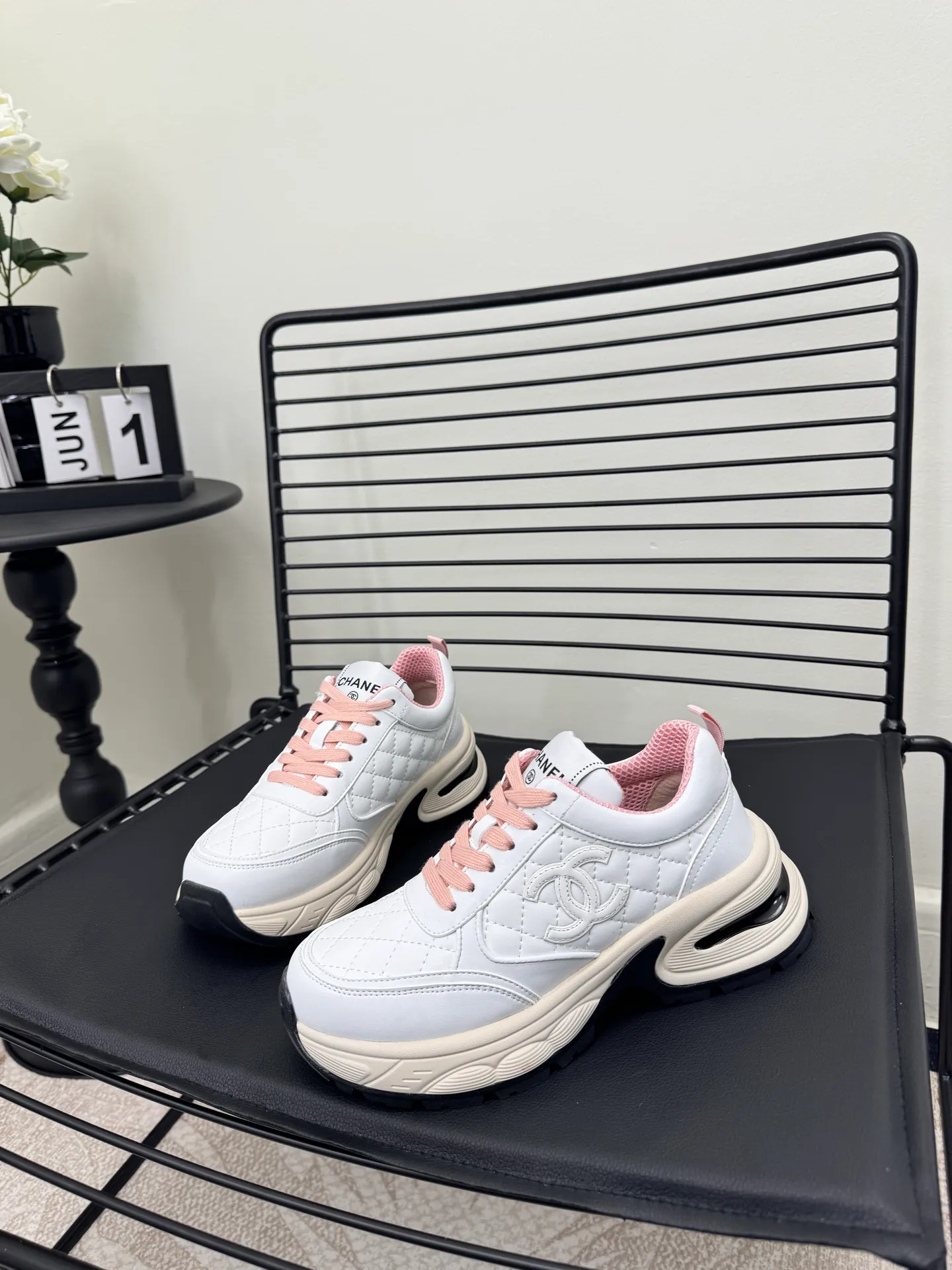 Men's men's shoes P660! Size: 35-41 Chanel 25C new Chanel sports and casual shoes. Versatile white shoes. You can’t go wrong with the styles. The contrasting colors are full of vitality. The logo embossed on the side is very delicate on the feet. The upper is made of original customized materials. The original outsole.